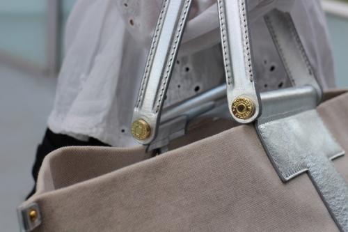 切替トートバッグのアイボリー×シルバー