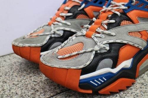 ストライク205のダッドスニーカー