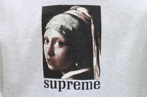 シュプリームのプルオーバーパーカー