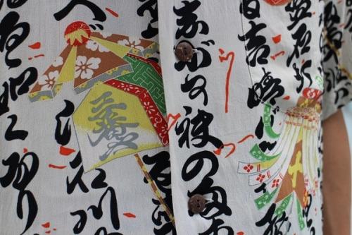 和柄アロハシャツのブラック×アイボリー