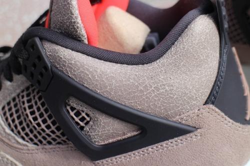 AIR JORDAN 4 RETROのTAUPE HAZE