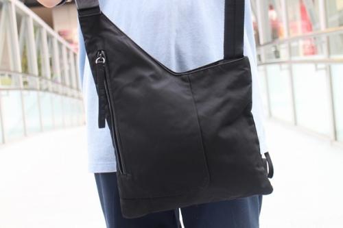 ナイロンショルダーバッグのブラック