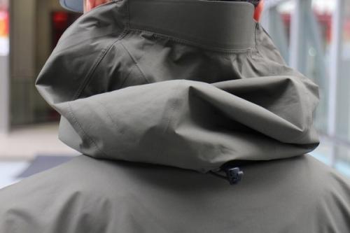 クラウドジャケットのグレー