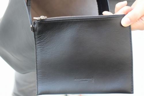 サークルハンドルレザーハンドバッグのブラック