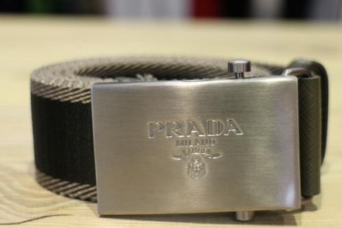 プラダのバイカラーガチャベルト