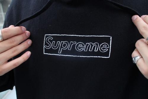 カウズチョークロゴフーデットスウェットのブラック