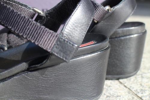 プラットフォームサンダルのブラック