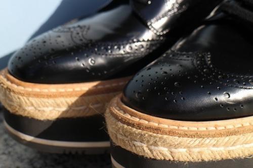 プラダのオープンバックレースシューズ