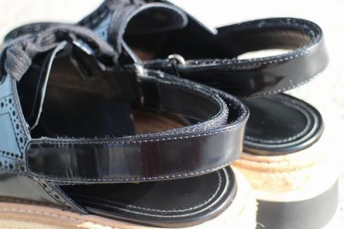 オープンバックレースシューズのブラック