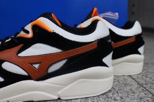 ローカットスニーカーのブラック