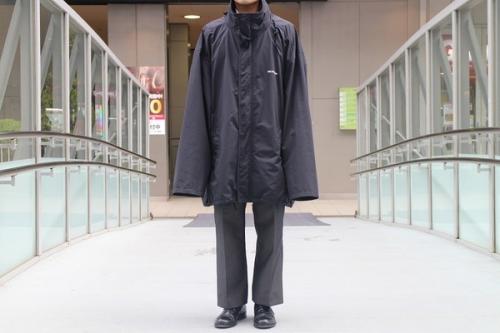 バレンシアガのオーバーサイズナイロンジャケット
