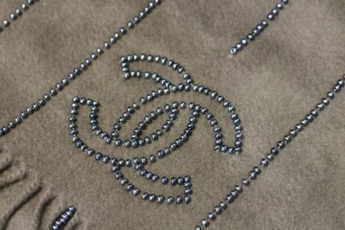 シャネルのビーズココマーク刺繍カシミヤストール