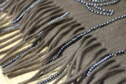 ビーズココマーク刺繍カシミヤストールのオリーブ