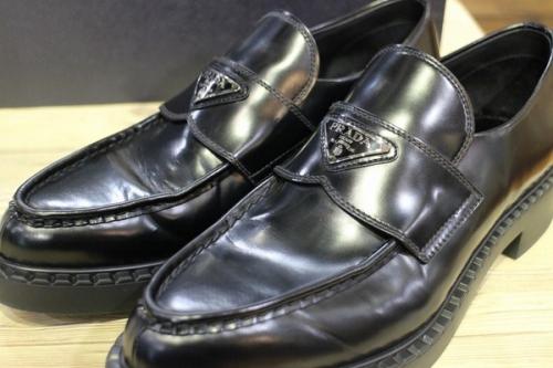 プラダのトライングルロゴプレートローファー