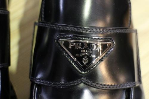 トライングルロゴプレートローファーのブラック