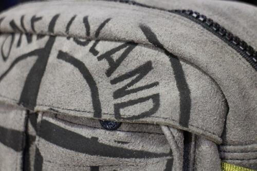 スウェードショルダーバッグのグレー