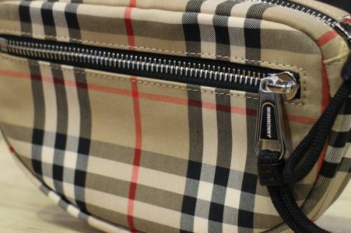 バーバリーのノヴァチェックボディーバッグ