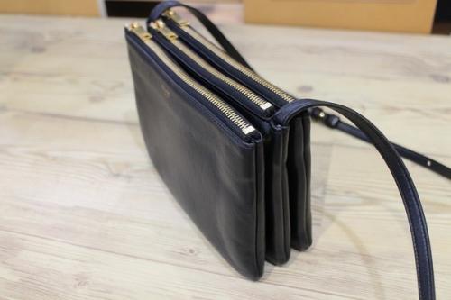 トリオショルダーバッグのブラック