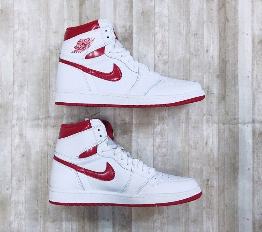 NIKE AIR JORDAN 1 RETRO HIGH OG メタリックレッド