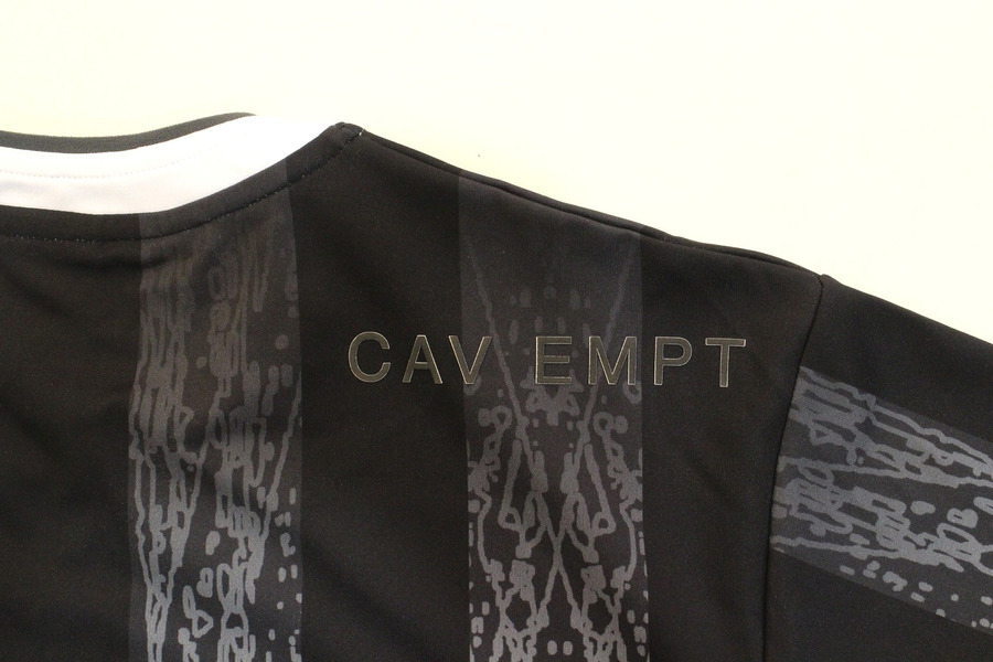 抜群のデザイン性！限定アイテムNIKE×C.E.CAVEMPTコラボTシャツ