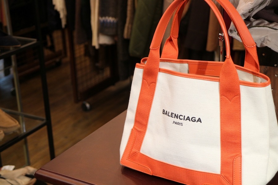 BALENCIAGA [バレンシアガ]からオレンジが映える NAVY CABAS入荷いたし