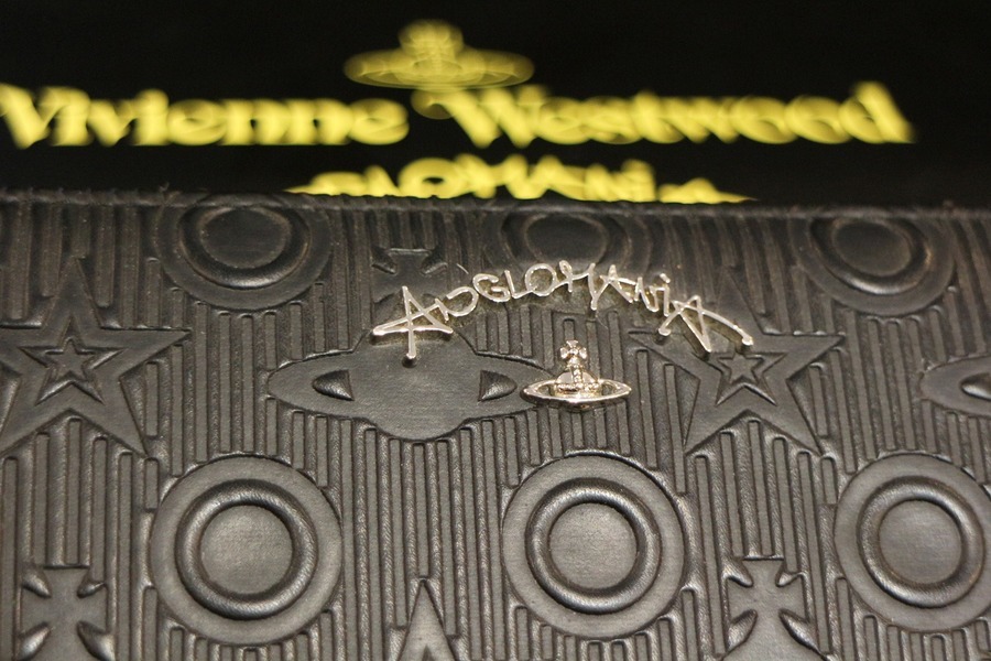 VIVIENNE WESTWOOD ANGLOMANIA】 長財布 オンラインにて販売中