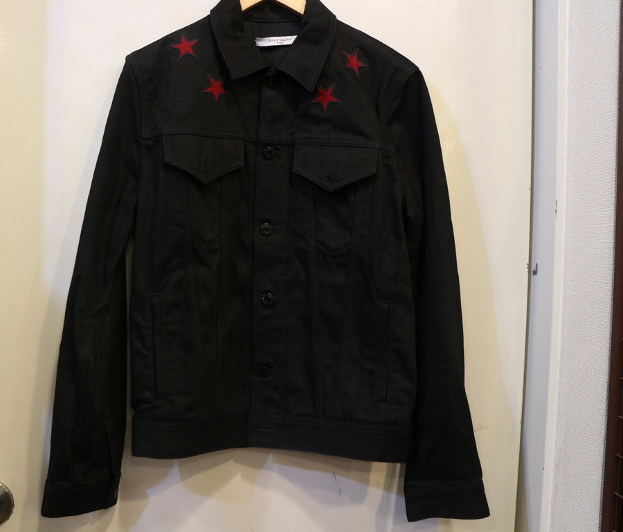 GIVENCHY 黒 デニムジャケット 赤い星刺繍 GIVENCHY/ジバンシー】からSTAR DENIM JACKETが入荷しました。[2020.07