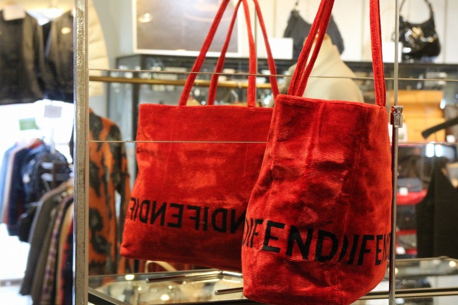 FENDI/フェンディ】よりベロアロゴトートバックが入荷致しました 
