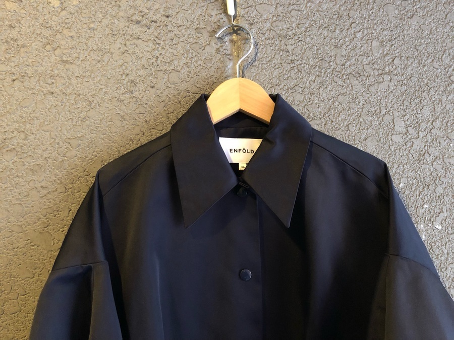 人気レディースブランド【ENFOLD】より、ヘビーサテンベンチコートを