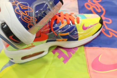 「ストリートブランドのNIKE AIR MAX2 LIGHT 」