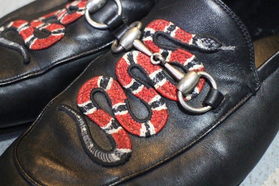 GUCCI スネーク付きレザーローファー