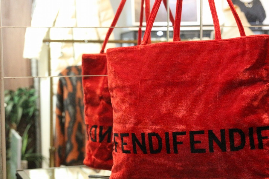 FENDI/フェンディ】よりベロアロゴトートバックが入荷致しました 