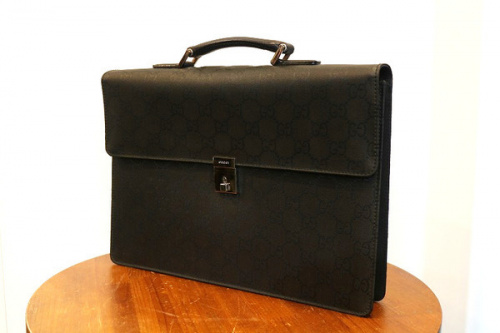 ラグジュアリーブランドの【GUCCI/グッチ】からレザーコンビGGビジネス