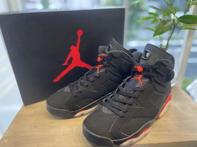 「スニーカーのNIKE AIR JORDAN 6 」