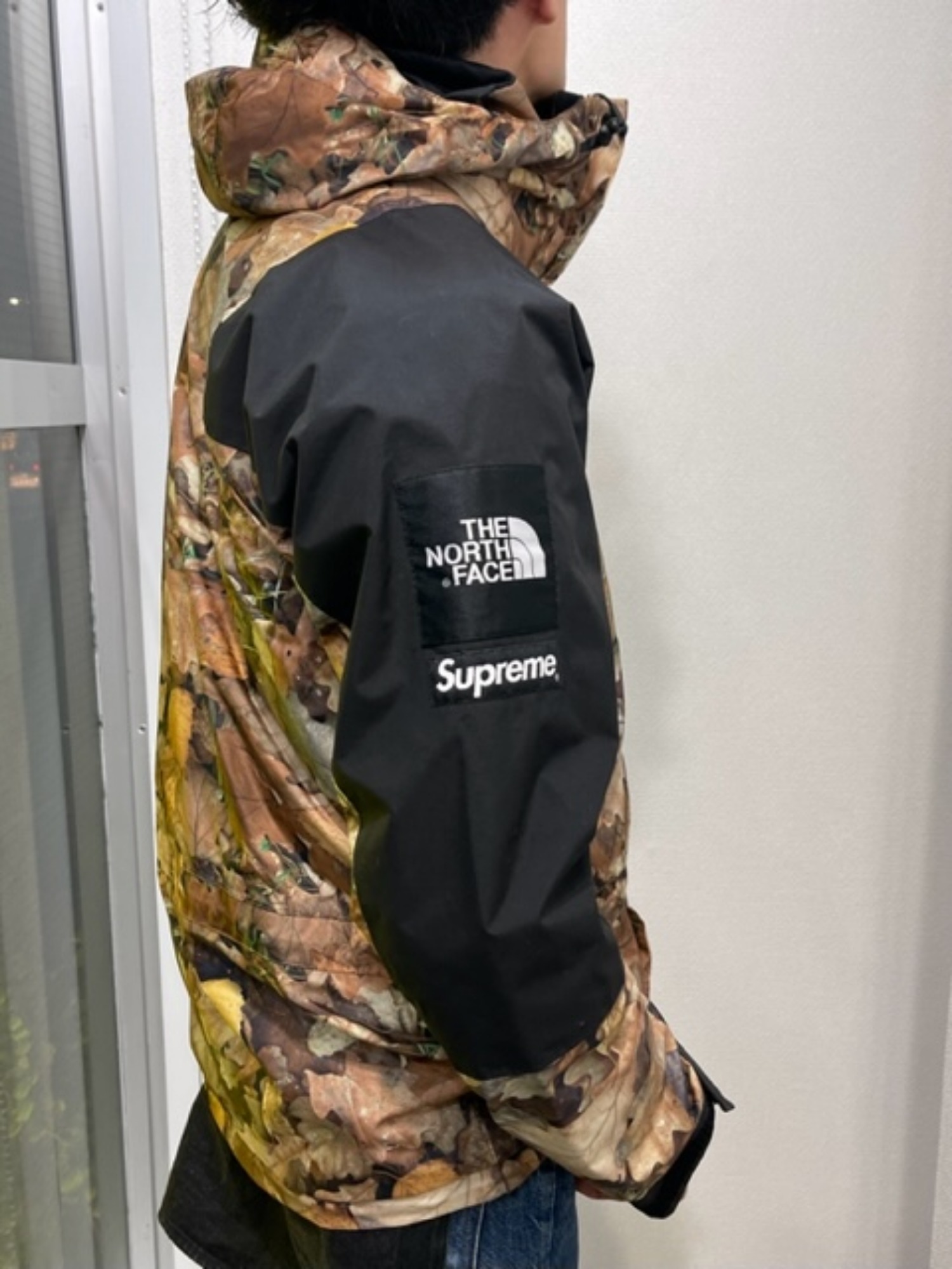 the northface supremeコラボマウンテンライトパーカー