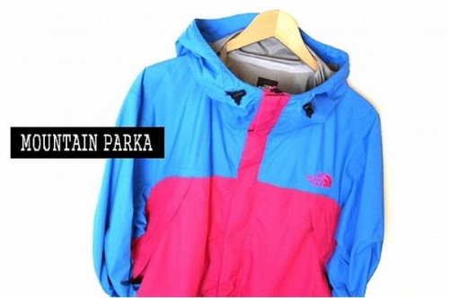 アウトドアのマウンテンパーカー