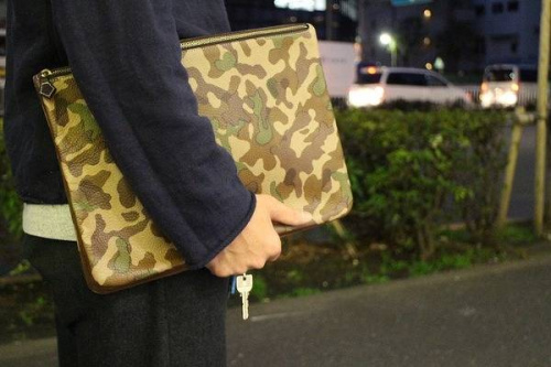 カモフラのバッグ