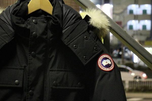 トップスのダウンジャケット