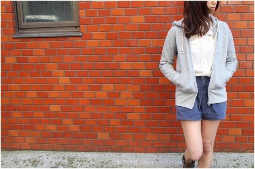 トップスのジップパーカー