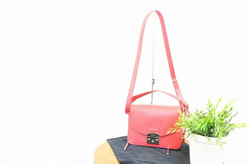 Apuweiser-richeのFURLA