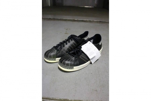 スニーカーのアディダス