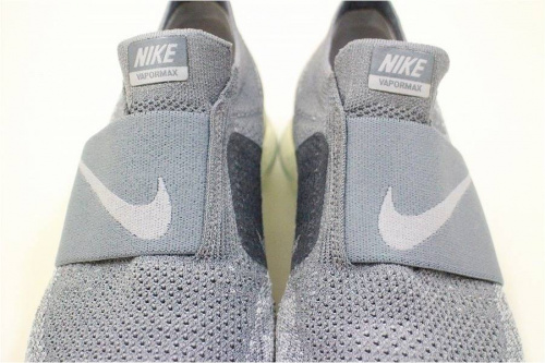 ヴェイパーマックスのスニーカー 女子