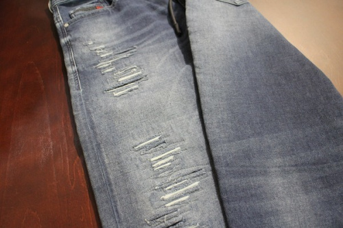 デニムパンツの葛西