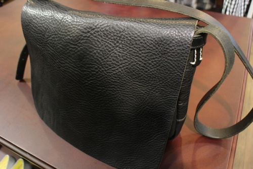 スロウのショルダーバッグ