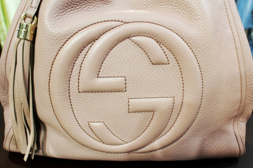 グッチのレザーハンドバッグ