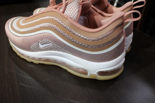 スニーカーの葛西