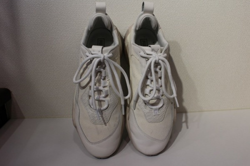 プーマのスニーカー