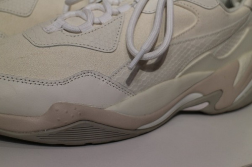 スニーカーのダッドスニーカー