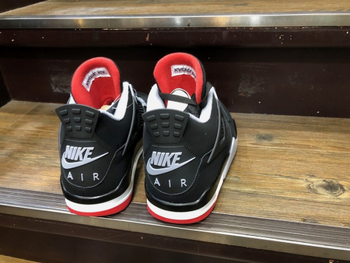 ナイキ エアジョーダン 4 レトロのシカゴブルズ