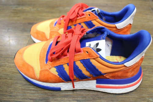 アディダスのローカットスニーカー